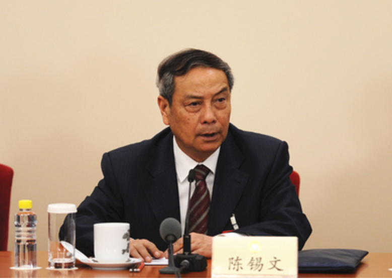 小農戶迄今為止仍然是我國農業經營的基本面，這不是偏愛小農戶，而是客觀現實。在發展現代農業的進程中，我們的功夫要更多地用在習近平總書記所講的創造改變分散、粗放的農業經營的條件上，這樣才能走出一條中國特色的農業現代化道路。